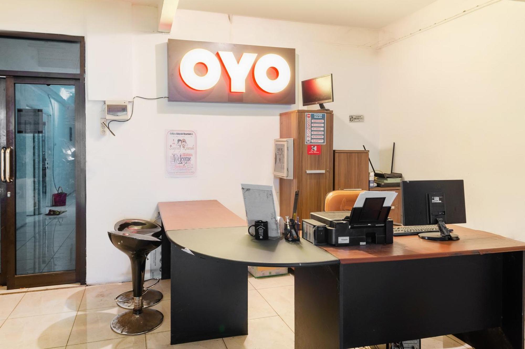 Oyo 1102 Griya Aisyah Syariah 1 สุราบายา ภายนอก รูปภาพ