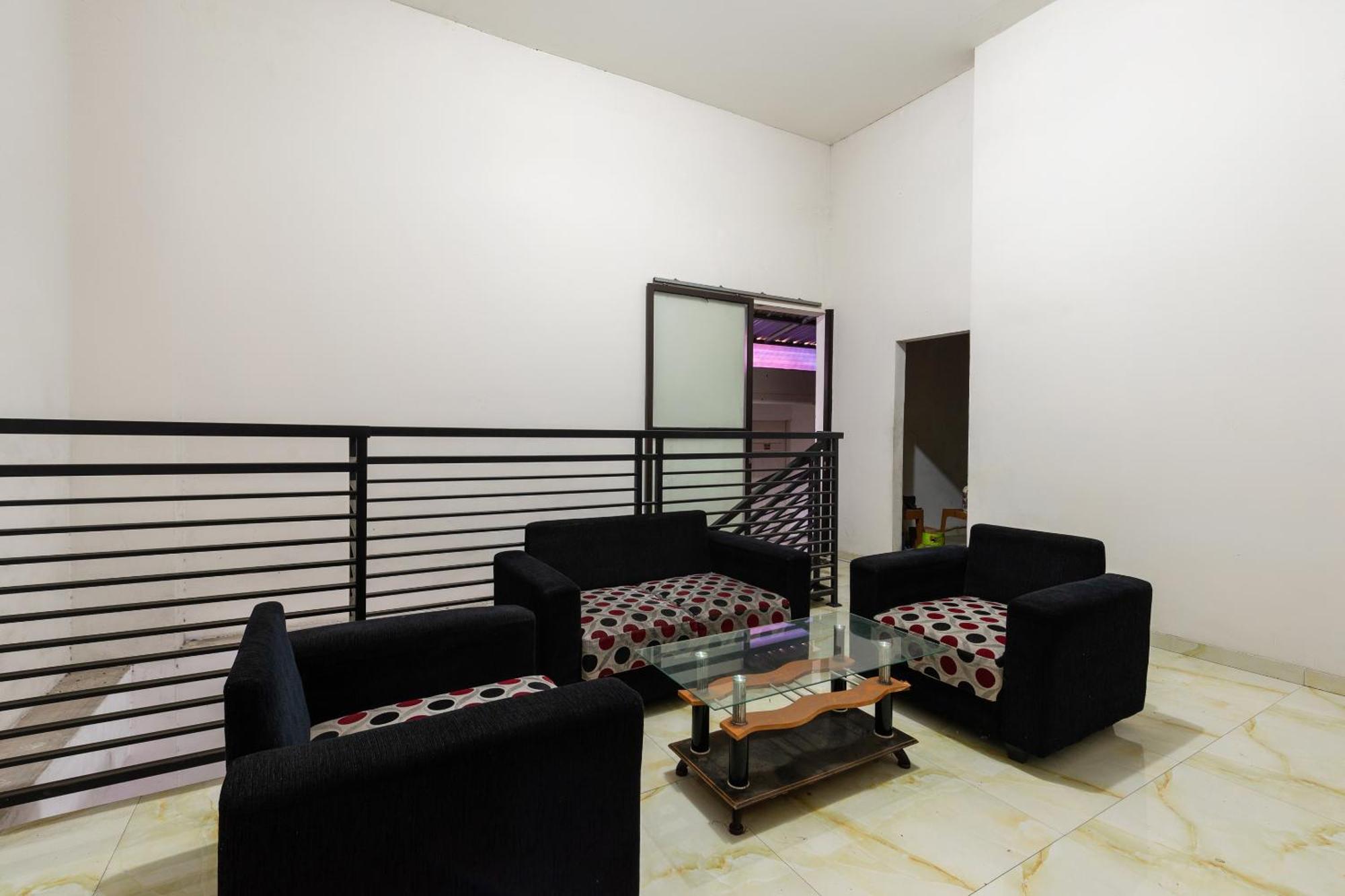 Oyo 1102 Griya Aisyah Syariah 1 สุราบายา ภายนอก รูปภาพ