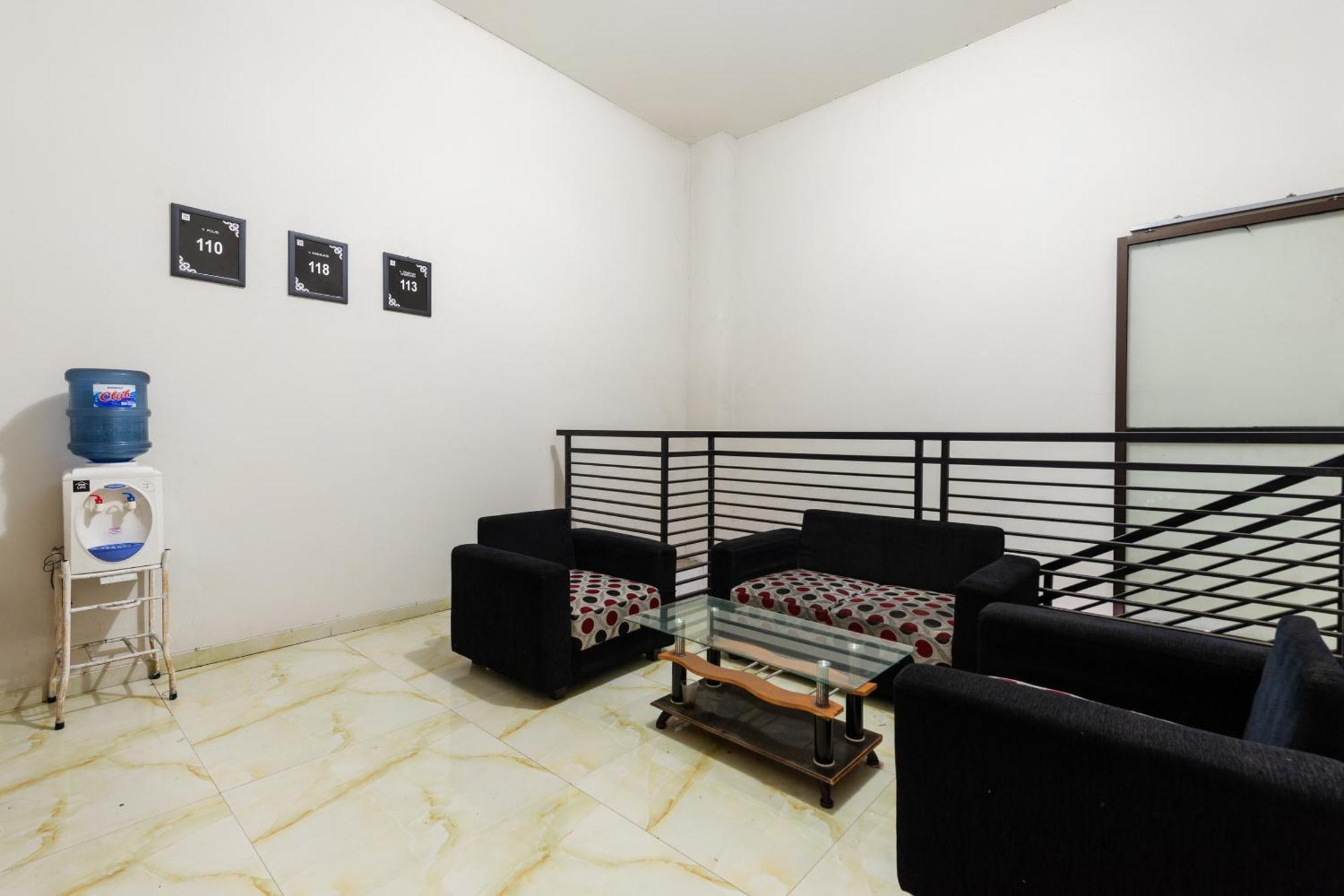 Oyo 1102 Griya Aisyah Syariah 1 สุราบายา ภายนอก รูปภาพ